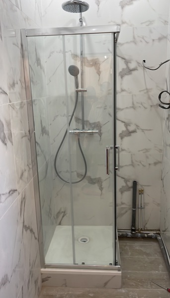 Douche terminée avec paroi vitrée et colonne thermostatique par Limano Dépanne