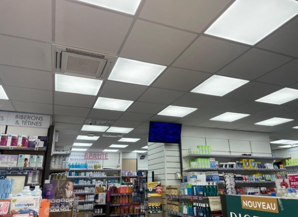 Dalles LED installées au plafond d'une pharmacie par Limano Dépanne