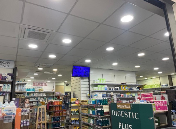 Spots LED encastrés installés au plafond d'une pharmacie par Limano Dépanne