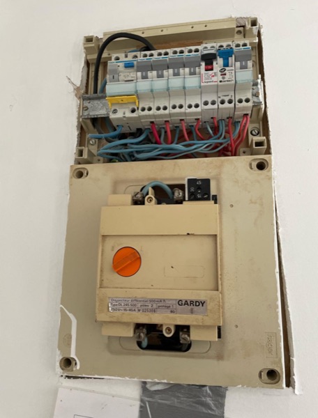 Ancien tableau électrique vétuste remplacé par Limano Dépanne