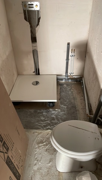 Receveur de douche posé et attentes d'eau en place sur un chantier Limano Dépanne