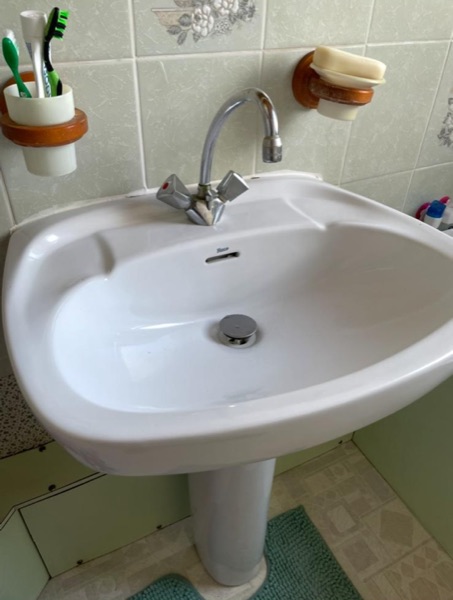 Lavabo équipé d'une robinetterie neuve après intervention de Limano Dépanne